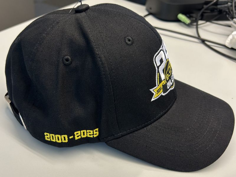 Curved caps med 25-års jubileumslogo - barn